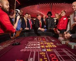Meja Caribbean Stud Poker di studio dealer langsung socigame dengan dealer profesional dan antarmuka mobile yang responsif